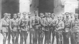 Sztab oficerów legionowych z komendantem Józefem Piłsudskim. Kielce, sierpień 1914 r. Fot. NAC