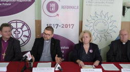 Od lewej: bp Kościoła Ewangelicko-Augsburskiego Jerzy Samiec, prezes synodu luteran Grzegorz Giemza, prezes synodu Kościoła kalwińskiego Ewa Jóźwiak i bp Kościoła Ewangelicko-Reformowanego Marek Izdebski. Fot. PAP/A. Grygiel