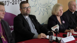 Od lewej: bp Kościoła Ewangelicko-Augsburskiego Jerzy Samiec, prezes synodu luteran Grzegorz Giemza, prezes synodu Kościoła kalwińskiego Ewa Jóźwiak i bp Kościoła Ewangelicko-Reformowanego Marek Izdebski. Konferencja prasowa przed sesjami synodów w Cieszynie. 14.10.2016. Fot. PAP/A. Grygiel