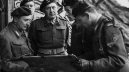 1. Dywizja Pancerna przed inwazją na kontynen. Od lewej: płk. dypl. Kazimierz Dworak, gen. Stanisław Maczek, rtm. T. Wysocki.  Scarborough. Lipiec 1944 r. Źródło: NAC