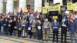 Manifestacja "Nie oddamy wam kultury" przed PKiN. Fot. PAP/R. Pietruszka