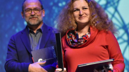 Żanna Słoniowska odebrała z rąk przewodniczącego kapituły Michała Pawła Markowskiego Nagrodę Conrada. Fot. PAP/J. Bednarczyk 