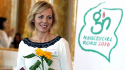Joanna Urbańska - nauczycielka biologii, chemii i fizyki w Gimnazjum im. Jana Pawła II w Susku odebrała nagrodę "Nauczyciela Roku 2016". Fot. PAP/T. Gzell