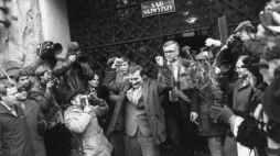 Lech Wałęsa po wpisaniu NSZZ „Solidarność” do rejestru związków zawodowych. 10.11.1980 r. Fot. PAP/J. Morek