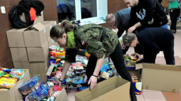 Wolontariusze przygotowują paczki w ramach akcji "Paczka dla Rodaka i Bohatera na Kresach". Szczecin, 12.2014. Fot. PAP/M. Bielecki