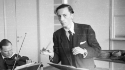 Andrzej Panufnik, kompozytor i dyrygent Filharmonii Warszawskiej. Warszawa, 1946. Fot. PAP/CAF/S. Dąbrowiecki