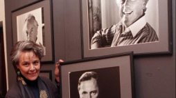 Camilla Jeseel-Panufnik. Wystawa jej fotografii poświęconych Andrzejowi Panufnikowi w Muzeum Historycznym m. st. Warszawy. 1998 r. Fot. PAP/CAF/R. Pietruszka