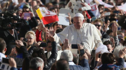 Papież Franciszek z wiernymi na Placu św. Piotra. Watykan, 22.10.2016. Fot. PAP/L. Szymański