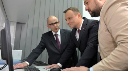 Prezydent Andrzej Duda (C) zwiedza Polską Bazę Genetyczną Ofiar Totalitaryzmów w Szczecinie w towarzystwie prof. Andrzeja Ciechanowicza (L) i dr. Andrzeja Ossowskiego. Fot. PAP/M. Bielecki