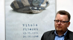 Zbigniew Babiński - autor zwycięskiego plakatu na pokonkursowej wystawie plakatów "Rotmistrz Pilecki bohater niezwyciężony. Raport z Auschwitz". Fot. PAP/J. Bednarczyk