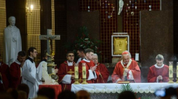 Metropolita warszawski kard. Kazimierz Nycz (C) podczas mszy św. w 32. rocznicę śmierci bł. ks. Jerzego Popiełuszki w kościele p.w. św. Stanisława Kostki w Warszawie. Fot. PAP/J. Kamiński