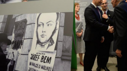 Prezydent Andrzej Duda (2P) podczas inauguracji wystawy o Rewolucji Węgierskiej 1956 r. w Instytucie Polskim w Budapeszcie. Fot. PAP/J. Turczyk