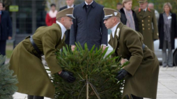 Prezydent Andrzej Duda złożył wieniec przed pomnikiem Rewolucji ’56  na cmentarzu Rakoskeresztur w Budapeszcie. Fot. PAP/J. Turczyk
