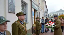 Uroczystość przed tablicą upamiętniającą żołnierzy z oddziału partyzanckiego Antoniego Żubryda straconych w publicznych egzekucjach w 1946 r. Sanok, 22.10.2016. Fot. PAP/D. Delmanowicz