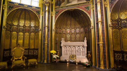 Sarkofag Mieszka I i Bolesława Chrobrego w Złotej Kaplicy w Archikatedrze świętych Apostołów Piotra i Pawła w Poznaniu. Fot. PAP/M. Zakrzewski