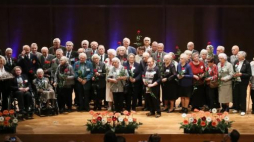 Wspólne zdjęcie Sprawiedliwych. Gala z okazji pierwszego ogólnopolskiego zjazdu polskich Sprawiedliwych Wśród Narodów Świata. Fot. PAP/P. Supernak