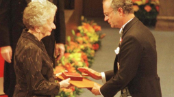 Wisława Szymborska odbiera z rąk króla Karola XVI Gustawa literacką Nagrodę Nobla. 10.12.1996. Fot. PAP/CAF/J. Bednarczyk
