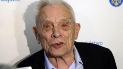 Ostatni żyjący "cichociemny" Aleksander Tarnawski odebrał honorową odznakę za zasługi dla województwa śląskiego, 17 bm. w gmachu Sejmu Śląskiego w Katowicach. Fot. PAP/A. Grygiel