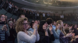 Publiczność po zakończeniu 14-godzinnego spektaklu „Dziady” w reż. Michała Zadary we wrocławskim Teatrze Polskim. Fot. PAP/M. Kulczyński