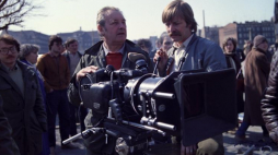 Plan filmu „Człowiek z żelaza”: reżyser Andrzej Wajda (2P), scenograf Allan Starski (L), operator kamery Janusz Kaliciński (P). Fot. PAP/PAI/M. Billewicz