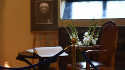 Księga kondolencyjna wyłożona w krakowskim magistracie po śmierci Andrzeja Wajdy. Fot. PAP/J. Bednarczyk