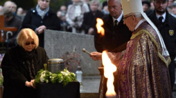 Żona zmarłego Andrzeja Wajdy - Krystyna Zachwatowicz-Wajda i ks. Jerzy Bryła podczas uroczystości pogrzebowych na cmentarzu Salwatorskim w Krakowie. Fot. PAP/J. Bednarczyk