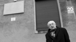 Andrzej Wajda podczas odsłonięcia pamiątkowej tablicy poświęconej jego ojcu, kpt. Jakubowi Wajdzie, zamordowanego przez Sowietów w Charkowie. Radom, 14.10.2011. Fot. PAP/P. Polak