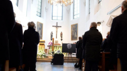 Urna z prochami Andrzeja Wajdy wystawiona w kościele św. Jacka w Warszawie przed nabożeństwem żałobnym. Fot. PAP/J. Turczyk