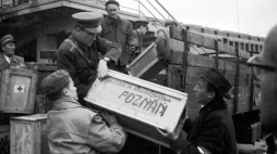 Pomoc z Polski na rzecz potrzebującej ludności węgierskiej, po inwazji radzieckiej w czasie rewolucji 1956. Nz. przeładunek nadsyłanych lekarstw i żywności na samochody. Fot. PAP/W. Janik