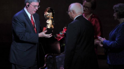 George Weigel (L) odbiera z rąk Wojciecha Siudmaka Nagrodę Pokoju. Fot. PAP/M. Bielecki