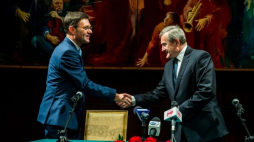 Wicepremier, minister kultury Piotr Gliński i dyrektor opery Maciej Figas, podczas uroczystości podpisania umowy na dofinansowanie Opery Nova w Bydgoszczy. Fot. PAP/T. Żmijewski