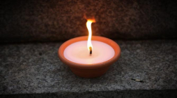 Płonący znicz. Fot. PAP/R. Guz