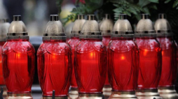 Płonące znicze. Fot. PAP/B. Zborowski