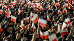 Mieszkańcy Białej Podlaskiej podczas wspólnego śpiewania z prezydentem Andrzejem Dudą pieśni patriotycznych. 11.11.2015. Fot. PAP/W. Pacewicz 