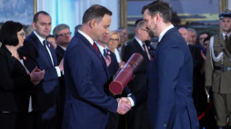 Prezydent Andrzej Duda na wniosek Ministra Obrony Narodowej mianował na stopień generała brygady pośmiertnie płk. Ryszarda Kuklińskiego. Akt nadania stopnia generalskiego odebrał Filip Frąckowiak (P), dyrektor Izby Pamięci Pułkownika Kuklińskiego. Fot. PAP/M. Obara