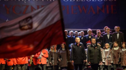 Prezydent Andrzej Duda i burmistrz Świdnika Waldemar Jakson uczestniczą we wspólnym śpiewaniu pieśni patriotycznych. Fot. PAP/W. Pacewicz 