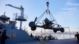 Armata przeciwlotnicza Bofors, wzór 36 kaliber 40 mm, przenoszona z pokładu okrętu ORP Toruń na nabrzeże w porcie wojennym w Gdyni. 25.11.2016. Fot. PAP/A. Warżawa