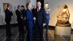 Prezydent Andrzej Duda oraz kurator wystawy Andrzej Szczerski podczas wystawy w nowo otwartej sali Formistów w Pałacu Prezydenckim, towarzyszącej sesji naukowej "Stulecie awangardy w Polsce". Fot. PAP/R. Pietruszka