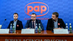 Od lewej: manager ds. merketingu sportowego 4F Rafał Dmowski, dyrektor SCS Aktywna Warszawa Adam Boniecki, dyrektor Biura Sportu i Rekreacji m.st. Warszawy Janusz Samel, podczas konferencji prasowej dotyczącej 28. Biegu Niepodległości. Fot. PAP/M. Obara