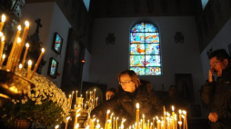 Wierni w cerkwi św. Jana Klimaka na cmentarzu prawosławnym na warszawskiej Woli w dzień Wszystkich Świętych. Fot. PAP/J. Turczyk