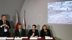 Kierownik badań archeologicznych Marzenna Kasprzycka (P), z-ca Stołecznego Konserwatora Zabytków Michał Krasucki (2P), dyr. Muzeum Wojska Polskiego Adam Buława (L), wiceszef MON Wojciech Fałkowski (2L). Fot. PAP/P. Supernak