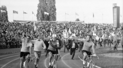 IX etap XXIII Wyścigu Pokoju zakończył się potrójnym zwycięstwem Polaków - od lewej: Ryszard Szurkowski, Zenon Czechowski i Zygmunt Hanusik. Poznań, 20.05.1970. Fot. PAP/CAF/S. Dąbrowiecki 