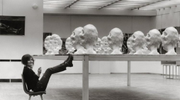 Wanda Czełkowska przy swojej instalacji "Stół", 1971, Spotkania krakowskie, Pałac Sztuki w Krakowie. Fot. archiwum artystki. Źródło: Muzeum Rzeźby im. Xawerego Dunikowskiego