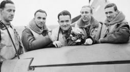 Pilocki Dywizjonu 303. Od lewej: Mirosław Ferić, Bogdan Grzeszczak, Jan Zumbach, Zdzisław Henneberg i John Kent. Źródło: Wikimedia Commons