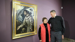 Odkrywczyni obrazu, dr Izabella Galicka i dyrektor Muzeum Diecezjalnego w Siedlcach ks. Robert Mirończuk podczas konferencji podsumowującej konserwację w Muzeum Narodowym w Krakowie obrazu El Greca "Ekstaza św. Franciszka". Fot. PAP/S. Rozpędzik