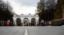 Uroczysta zmiana posterunku honorowego z okazji 91. rocznicy powstania Grobu Nieznanego Żołnierza w Warszawie. Fot. PAP/J. Turczyk