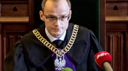 Sędzia Marek Górny podczas ogłaszania wyroku ws. spalenia kukły symbolizującej Żyda w XI 2015 r. na wrocławskim rynku. Fot. PAP/M. Kulczyński