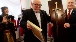 Jerzy Hoffman (L) odebrał z rąk burmistrza Chęcin Roberta Jaworskiego honorowe obywatelstwo gminy Chęciny. Fot. PAP/P. Polak