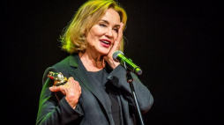 Amerykańska aktorka Jessica Lange z nagrodą im. Krzysztofa Kieślowskiego podczas gali otwarcia 24. edycji Międzynarodowego Festiwalu Sztuki Autorów Zdjęć Filmowych Camerimage w Bydgoszczy. Fot. PAP/T. Żmijewski