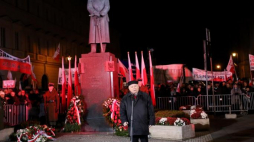 Prezes PiS Jarosław Kaczyński przemawia przed pomnikiem marszałka Józefa Piłsudskiego na pl. Piłsudskiego w Warszawie. 10.11.2016. Fot. PAP/L. Szymański